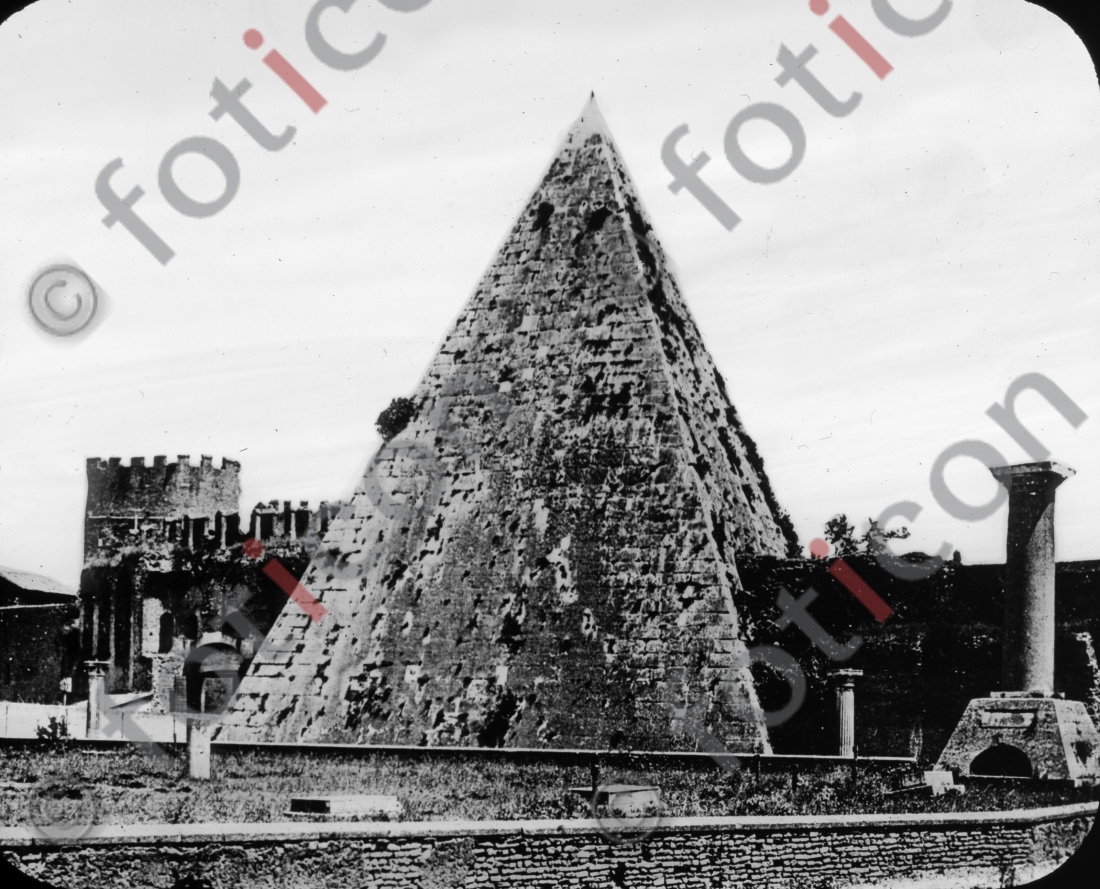 Pyramide des Caius Cestius | Pyramid of Caius Cestius - Foto foticon-simon-107-004-sw.jpg | foticon.de - Bilddatenbank für Motive aus Geschichte und Kultur